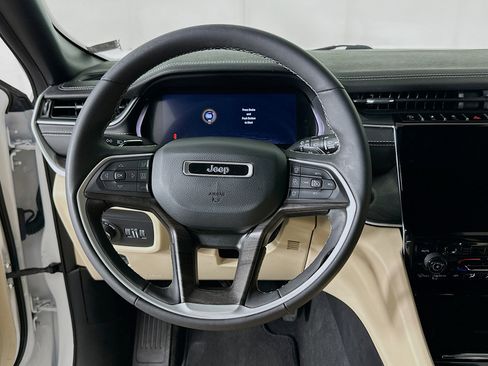 Used 2023 Jeep Grand Cherokee Limited image 18