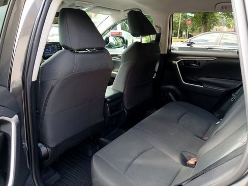 Used 2021 Toyota RAV4 LE image 12