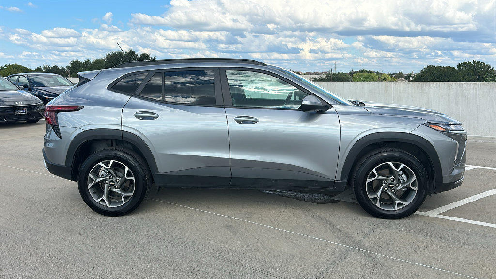 Used 2025 Chevrolet Trax LT FWD image 13