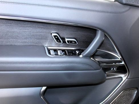 Used 2025 Land Rover Range Rover Autobiography image 19