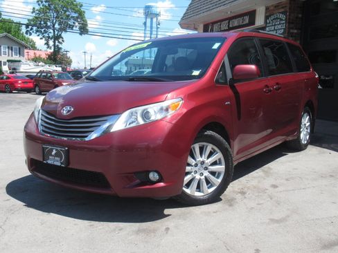 Used 2017 Toyota Sienna XLE Premium w/ Outdoor Package AWD/4WD image 30