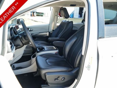 Used 2024 Chrysler Pacifica Touring-L image 7