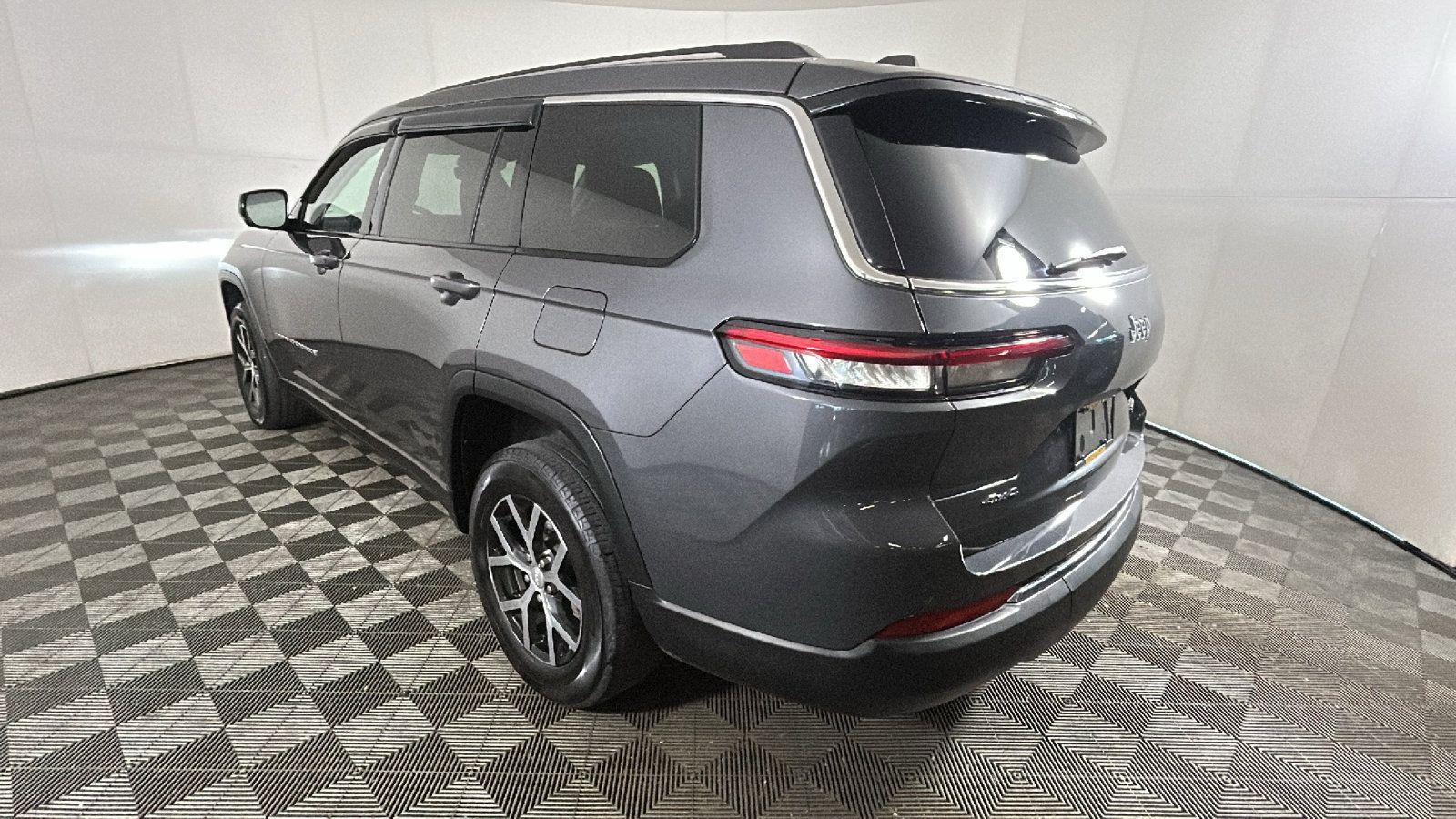 Used 2023 Jeep Grand Cherokee L Limited AWD/4WD image 5