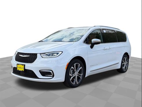 New 2026 Chrysler Pacifica Pinnacle w/ Trailer Tow Group FWD image 30