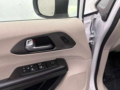 Used 2023 Chrysler Pacifica Touring-L FWD image 12