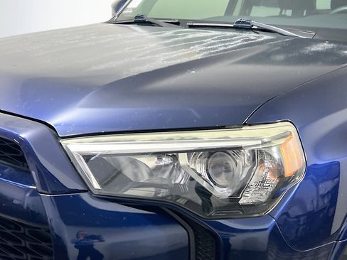 Used 2018 Toyota 4Runner SR5 Premium image 11