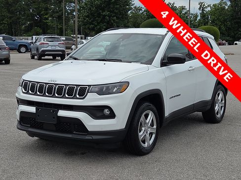 Used 2023 Jeep Compass Latitude AWD/4WD image 2