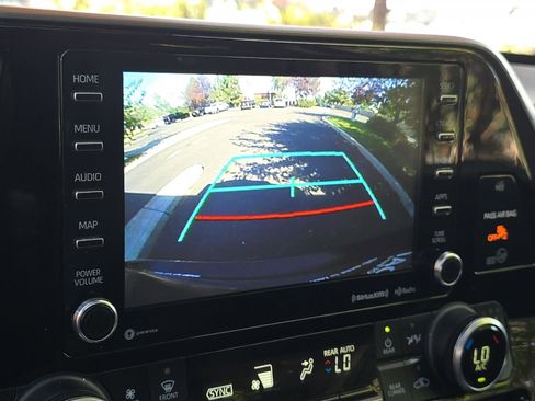 Used 2020 Toyota Highlander XLE image 23