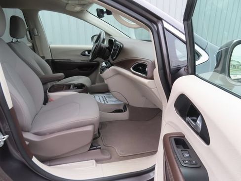 Used 2021 Chrysler Pacifica Touring AWD/4WD image 22