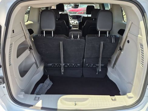 Used 2024 Chrysler Pacifica Touring-L FWD image 29