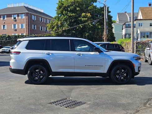 Used 2021 Jeep Grand Cherokee L Laredo image 3