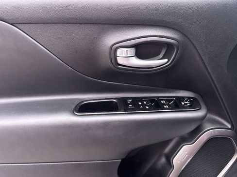 Used 2023 Jeep Renegade Latitude AWD/4WD image 15
