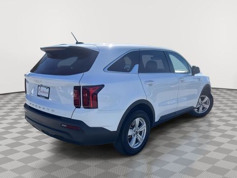 Used 2022 Kia Sorento LX image 2