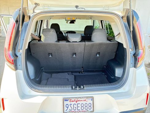Used 2025 Kia Soul LX w/ LX Technology Package FWD image 30