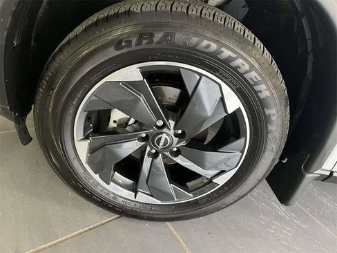 Used 2025 Nissan Rogue SV image 10