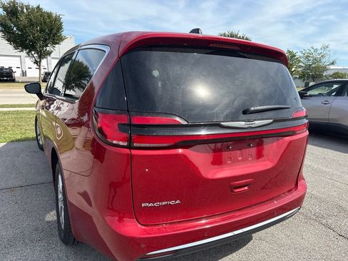 Used 2024 Chrysler Pacifica Touring-L FWD image 9