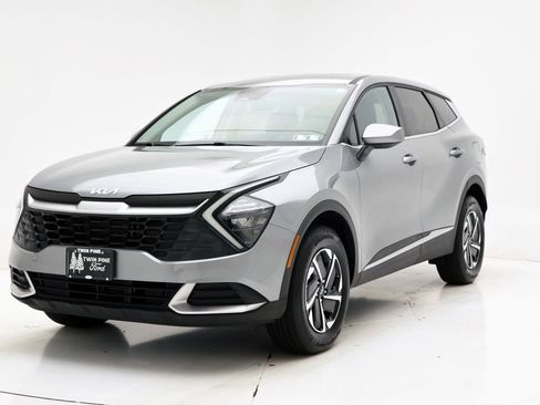 Used 2023 Kia Sportage LX image 2