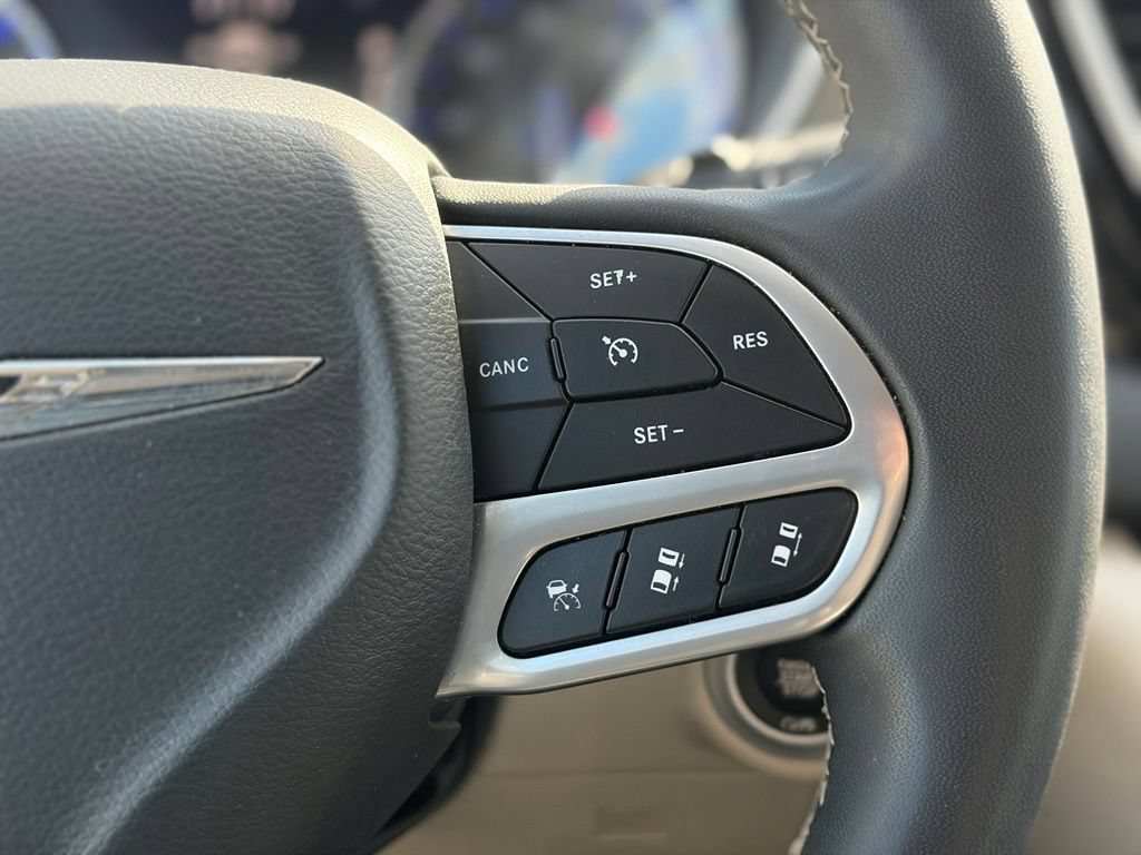 Certified 2023 Chrysler Pacifica Touring-L FWD image 26