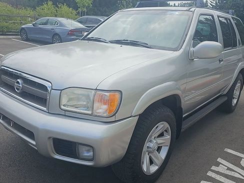 Used 2002 Nissan Pathfinder LE image 1