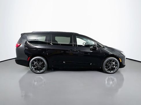 New 2027 Chrysler Pacifica Limited AWD/4WD image 8