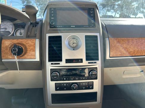 Used 2010 Chrysler Town & Country Limited image 16