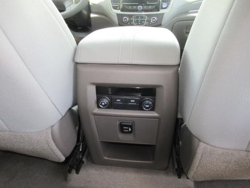 Used 2018 Chevrolet Traverse LT FWD image 33