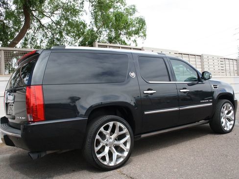 Used 2010 Cadillac Escalade ESV Platinum image 3