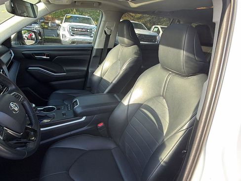 Used 2020 Toyota Highlander XLE image 14