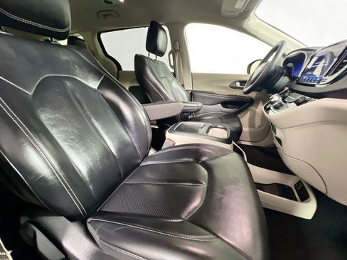 Used 2023 Chrysler Pacifica Touring-L FWD image 31