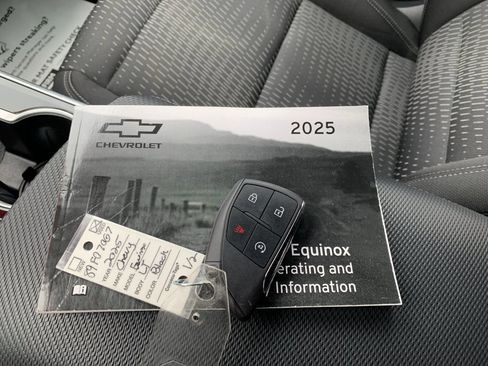 Used 2025 Chevrolet Equinox LT w/ Safety and Technology Package AWD/4WD image 9