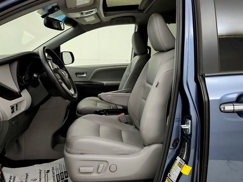 Used 2017 Toyota Sienna XLE FWD image 21