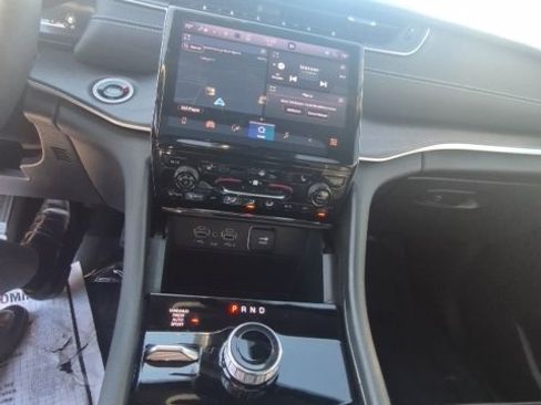 Used 2025 Jeep Grand Cherokee Limited image 7