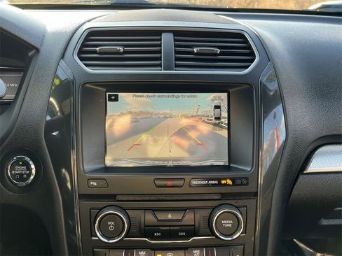 Used 2018 Ford Explorer XLT w/ Equipment Group 202A image 19