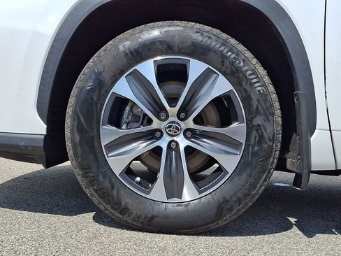 Certified 2022 Toyota Highlander XLE AWD/4WD image 10
