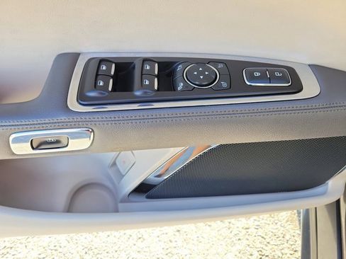 Used 2017 Lincoln Continental Select image 24