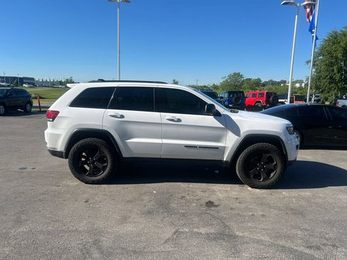 Used 2018 Jeep Grand Cherokee Laredo AWD/4WD image 2