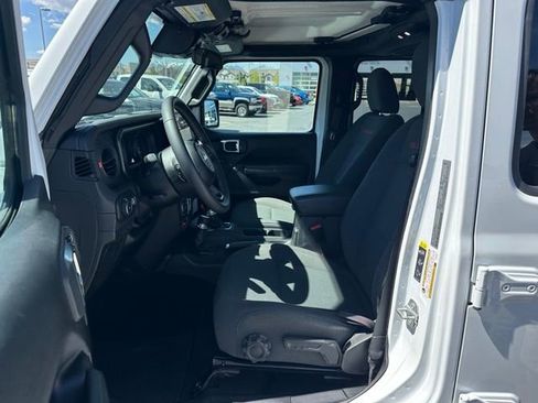 Used 2025 Jeep Wrangler Unlimited Rubicon AWD/4WD image 2