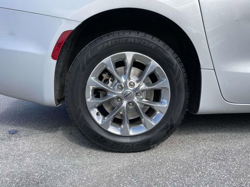 Used 2022 Chrysler Pacifica Touring-L image 29