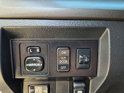 Used 2017 Toyota Tundra SR5 w/ SR5 Upgrade Package image 19