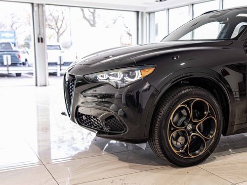 New 2025 Alfa Romeo Stelvio Sprint AWD/4WD image 4