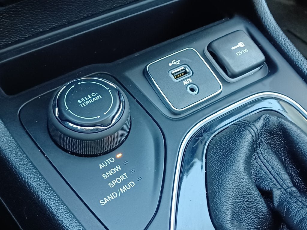 Used 2019 Jeep Cherokee Limited AWD/4WD image 22