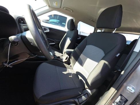 Used 2025 Kia Soul LX w/ LX Technology Package FWD image 3
