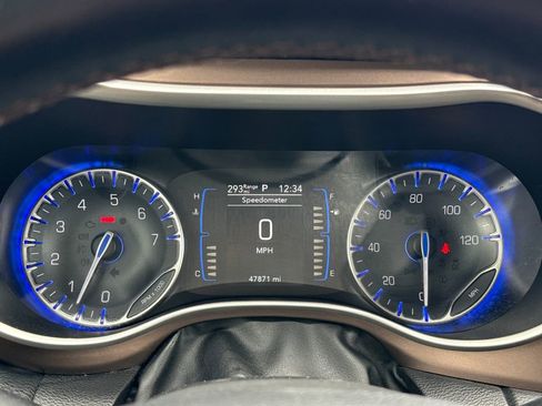 Used 2018 Chrysler Pacifica Touring-L image 16