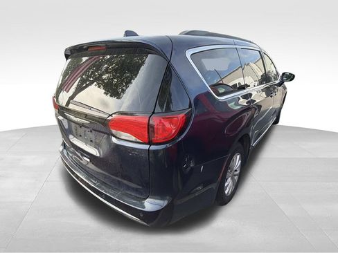 Used 2017 Chrysler Pacifica Touring-L image 2
