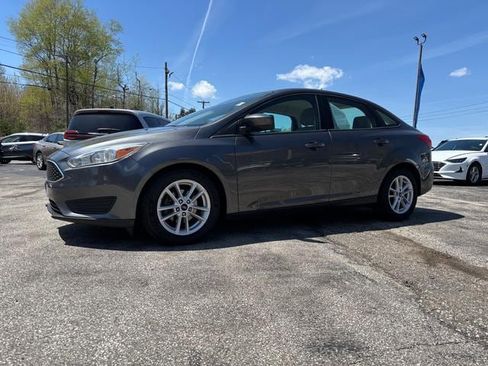 Used 2018 Ford Focus SE FWD image 3
