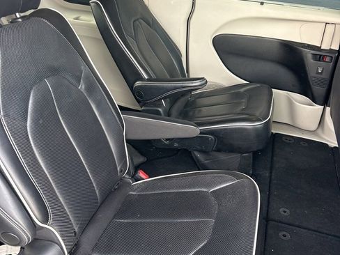 Used 2023 Chrysler Pacifica Limited image 14