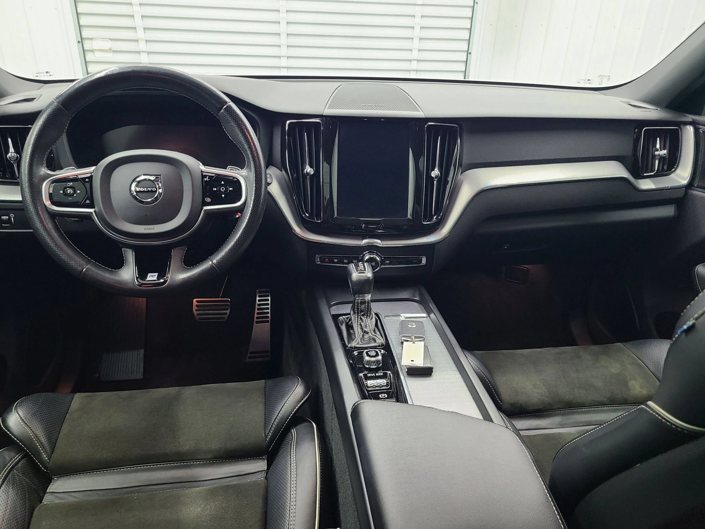Used 2019 Volvo XC60 T5 R-Design AWD/4WD image 2