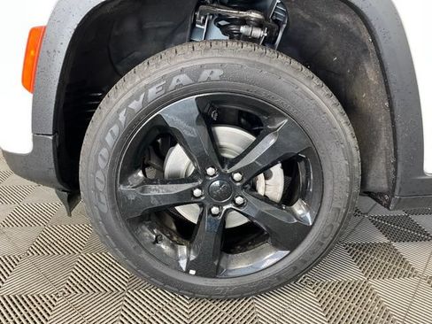 Used 2023 Jeep Grand Cherokee Altitude AWD/4WD image 9