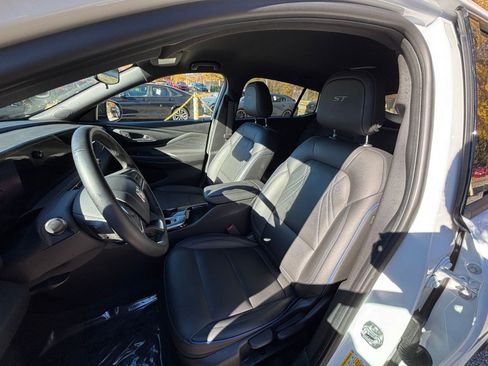 Used 2025 Buick Envista Sport Touring image 36