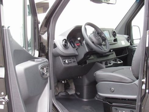 Used 2023 Mercedes-Benz Sprinter 2500 image 9